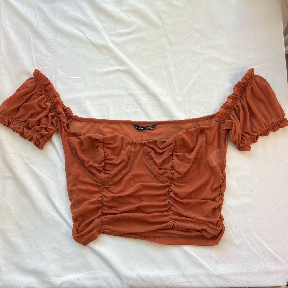 Selling this stylish and barely worn size M seamless cropped top.